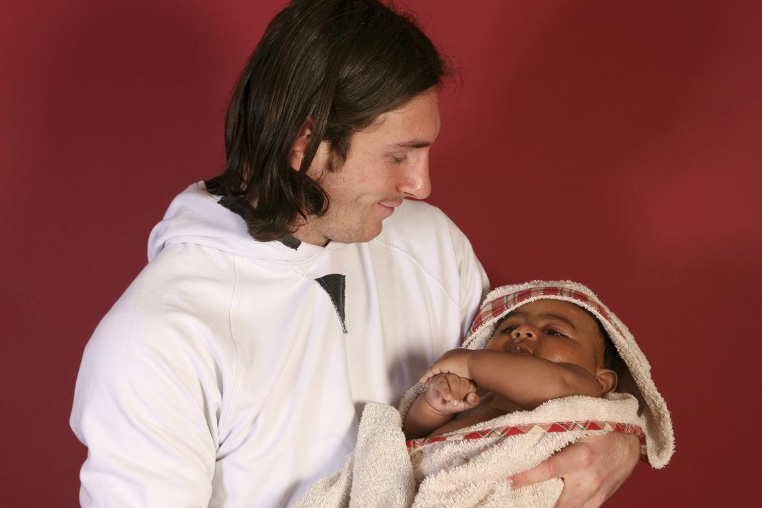 Lionel Messi holds a baby Lamine Yamal for the photoshoot in 2007.