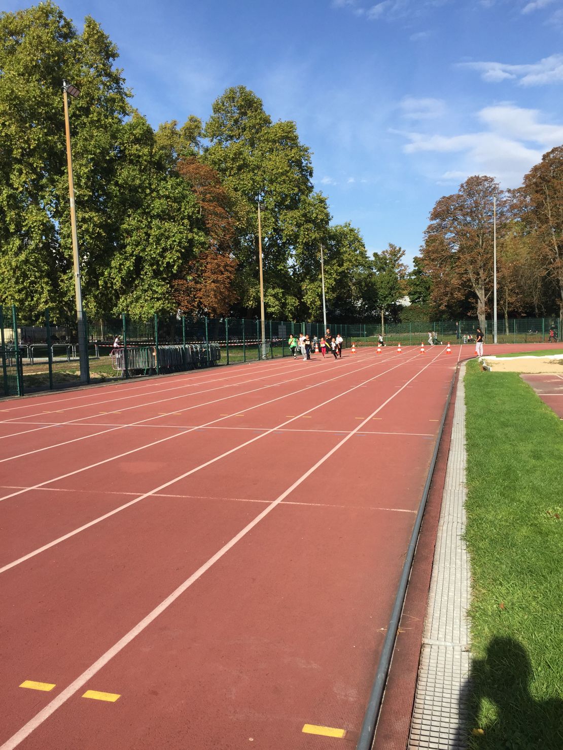 The track before renovations at the Parc Municipal des Sports in Épinay-sur-Seine in April 2021 with FFA members (the French track and field association) of CSME Athlétisme.