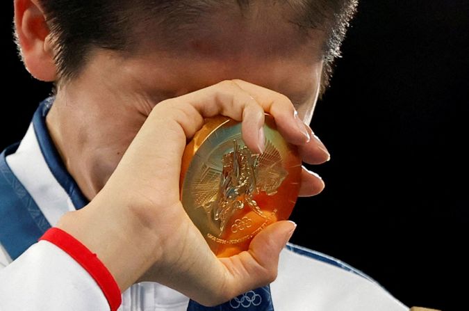 Taiwan's Lin Yu-ting reacts after receiving the gold medal for her victory in the women's featherweight boxing final on August 10.