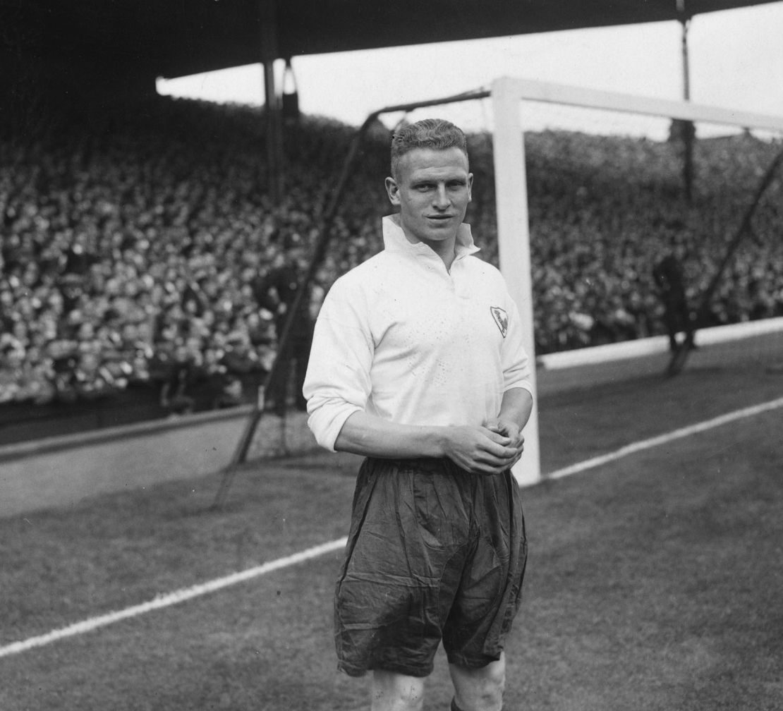 24th August 1938:  Bert Sproston, newly signed right back for Tottenham Hotspur Football Club.  (Photo by H. F. Davis/Topical Press Agency/Getty Images)