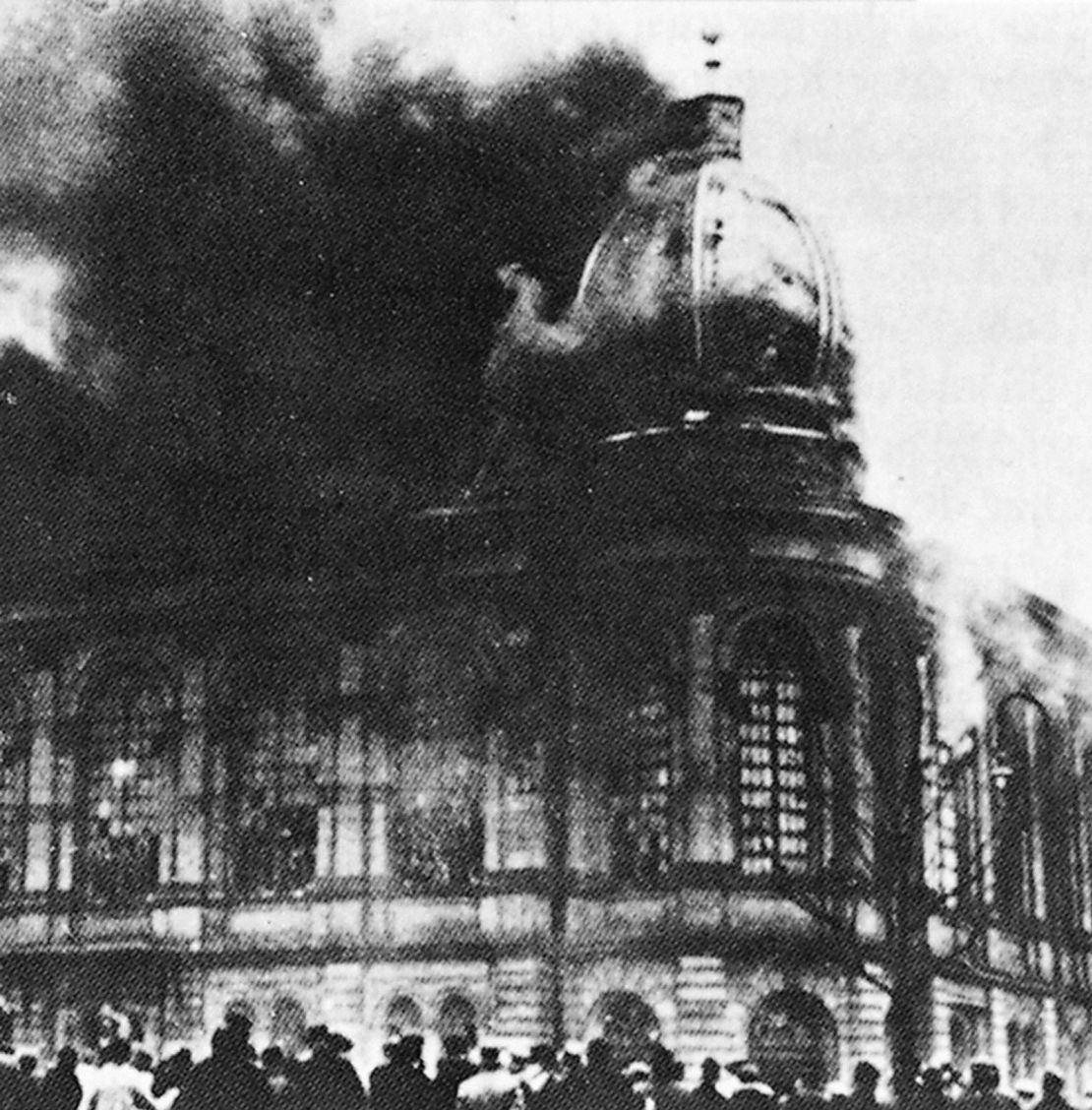 Synagogue on fire on the Borne-Platz Frankfurt, November 10, 1938. (Photo by: Photo 12/Universal Images Group via Getty Images)