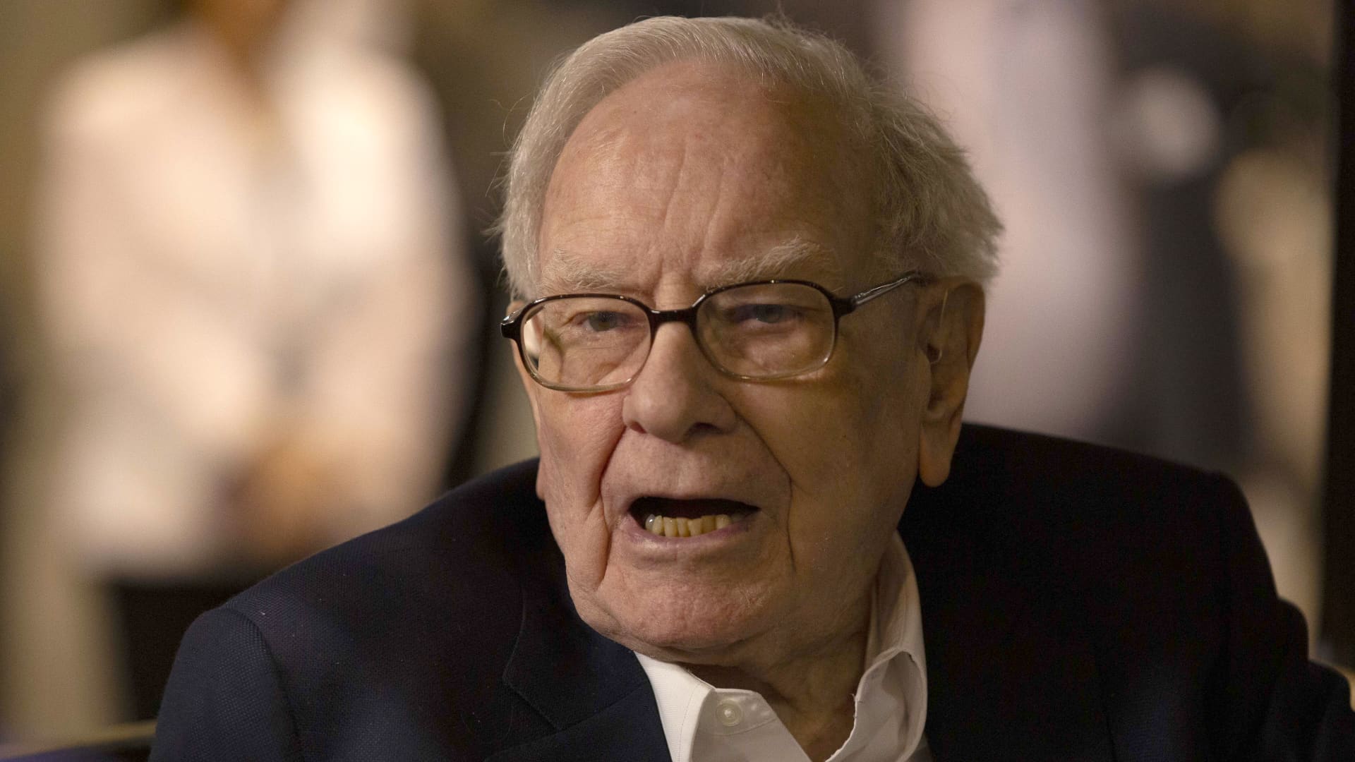 Apple shares drop nearly 5% after Warren Buffett’s Berkshire Hathaway slashes stake by half