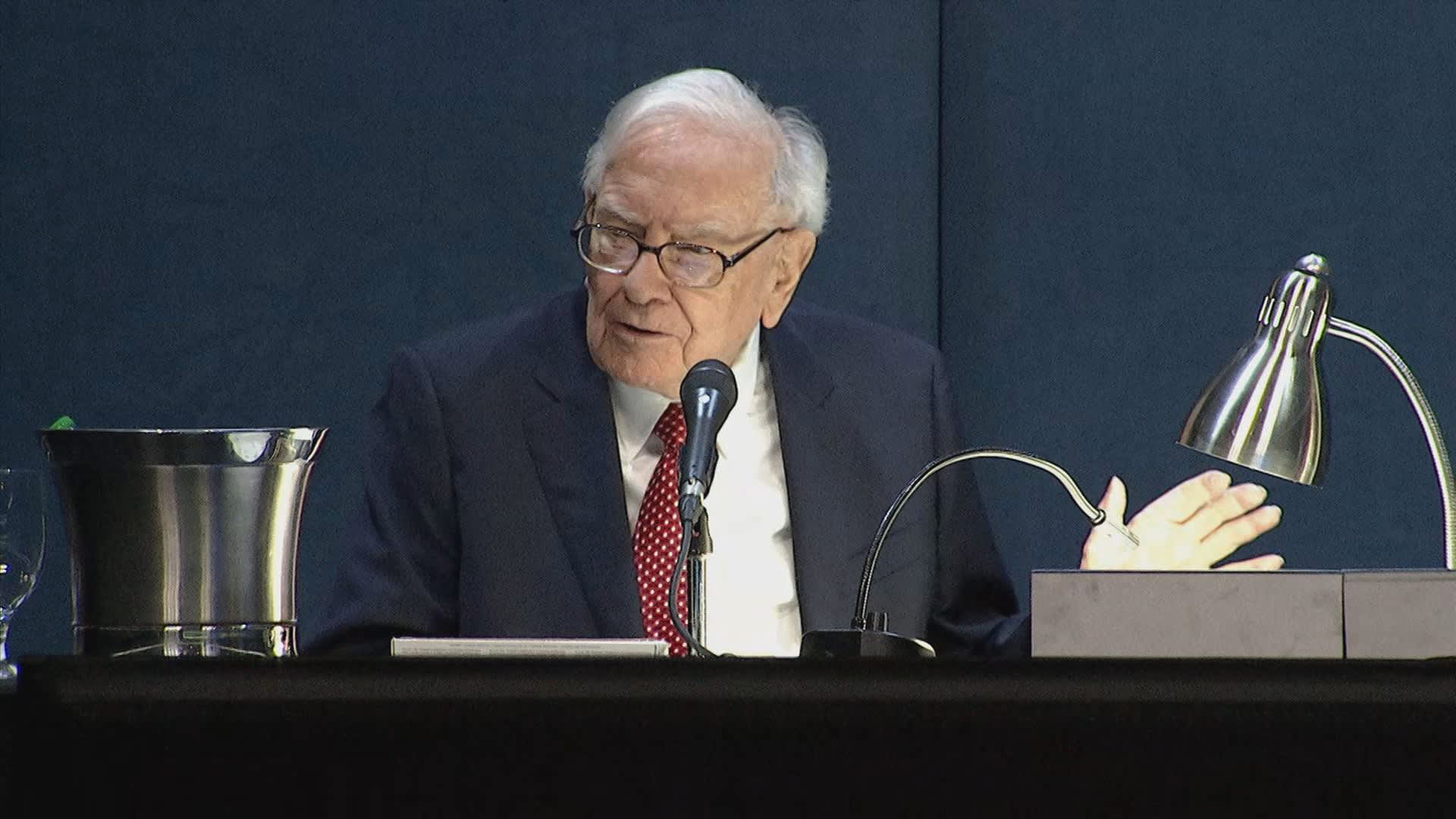 Warren Buffett did something curious with his Apple stock holding