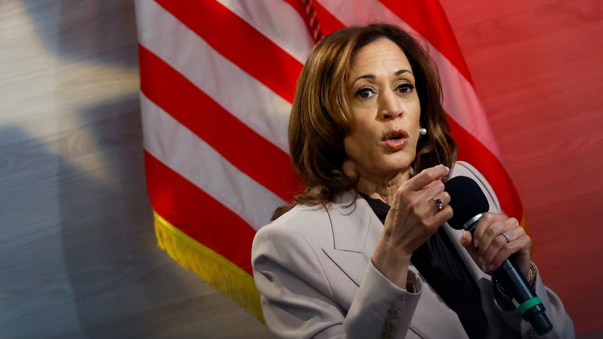 Harris pledges to ‘earn the vote’ of Black men, as Trump makes gains