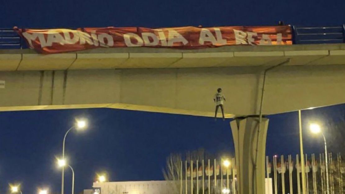 A doll with Vinicius's shirt hangs from a bridge in the vicinity of Valdebebas.