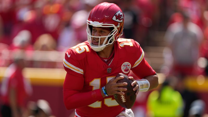 Kansas City Chiefs QB Patrick Mahomes throws audacious behind-the-back pass to Travis Kelce in loss to Detroit Lions