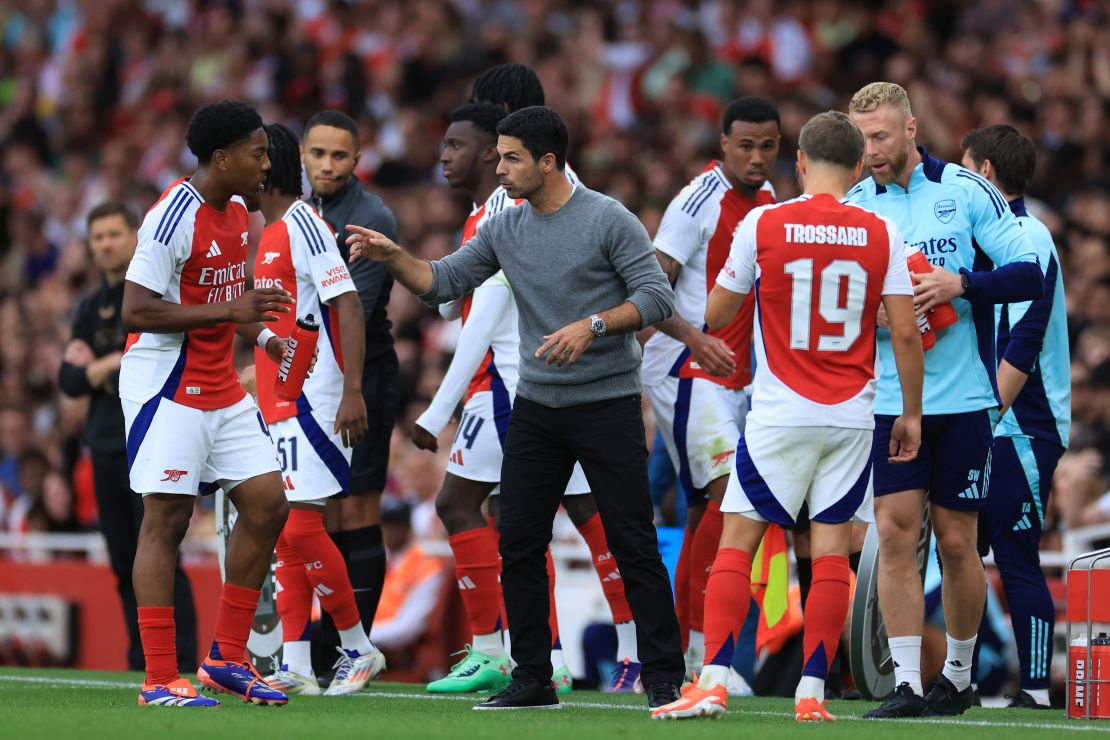 LONDON, ENGLAND - AUGUST 07: Myles Lewis-Skelly of Arsenal speaks with Mikel Arteta, Head Coach of Arsenal during the pre-season friendly match between Arsenal and Bayer 04 Leverkusen at Emirates Stadium on August 07, 2024 in London, England. (Photo by Marc Atkins/Getty Images)