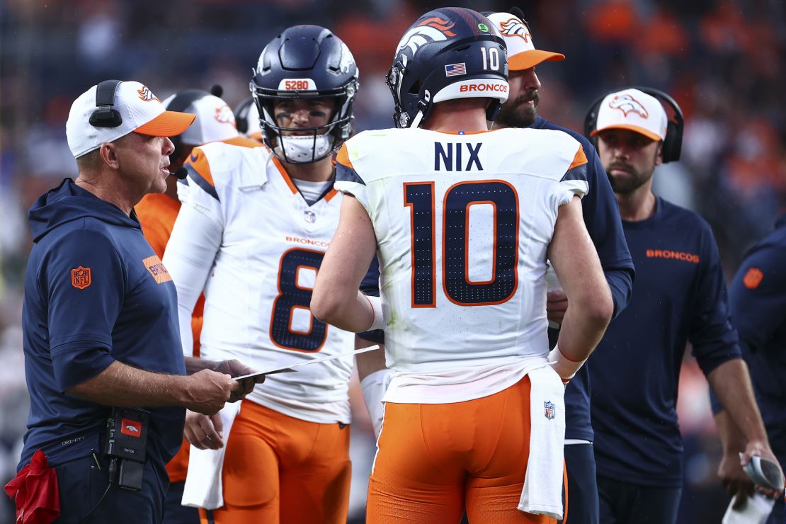 Payton talks with Stidham and Nix during the game.