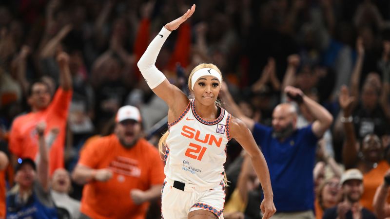 DiJonai Carrington leads Connecticut Sun to win over Los Angeles Sparks at sold-out TD Garden after calling out WNBA