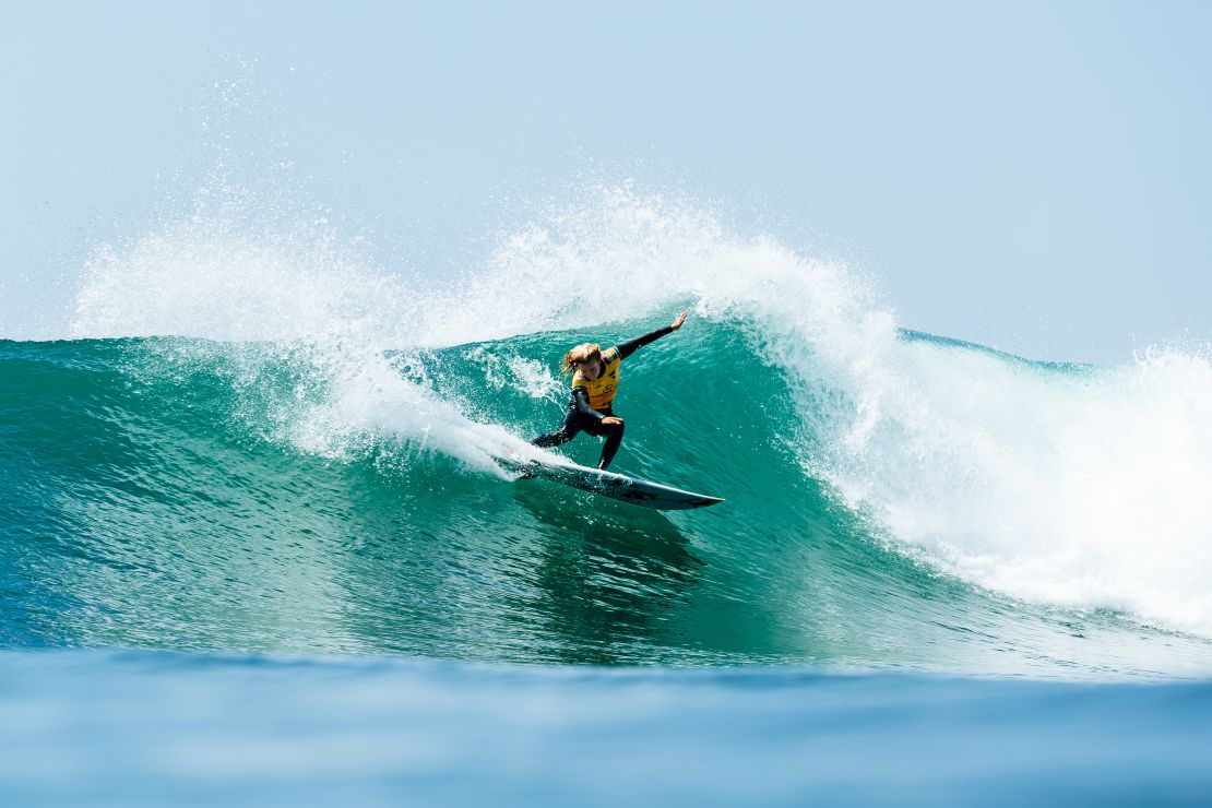 Simmers surfs in title match at the WSL finals.