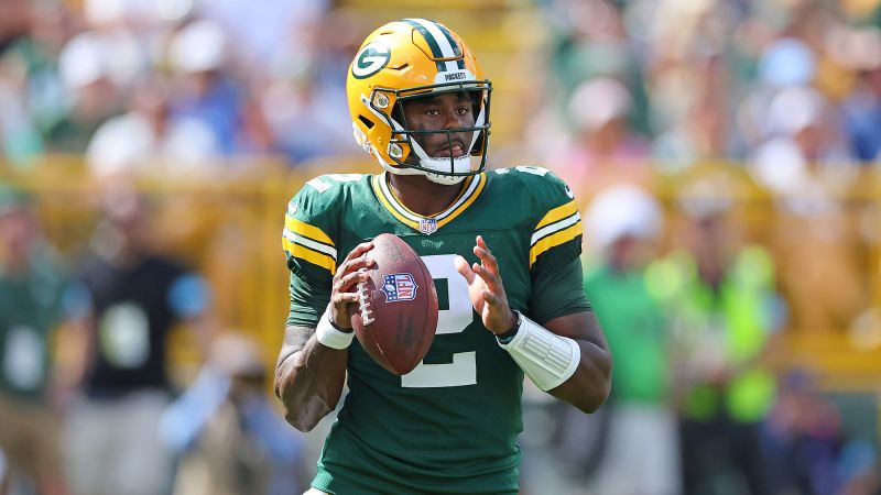 Green Bay Packers QB Malik Willis opts not to throw on key down after center throws up on the ball