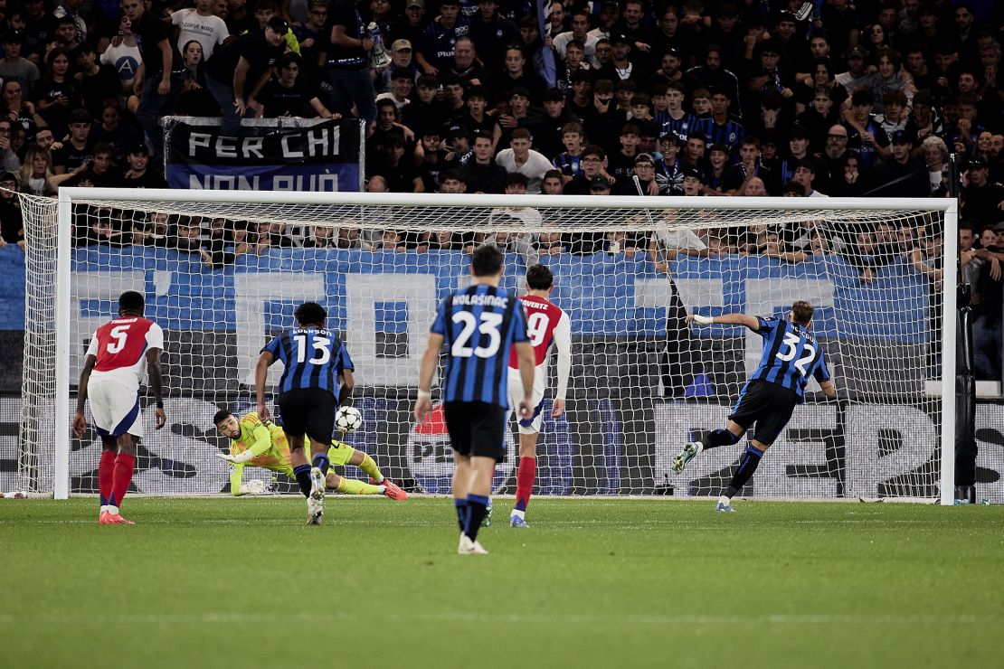 David Raya saves a penalty during the match between Atalanta and Arsenal at the Stadio di Bergamo.