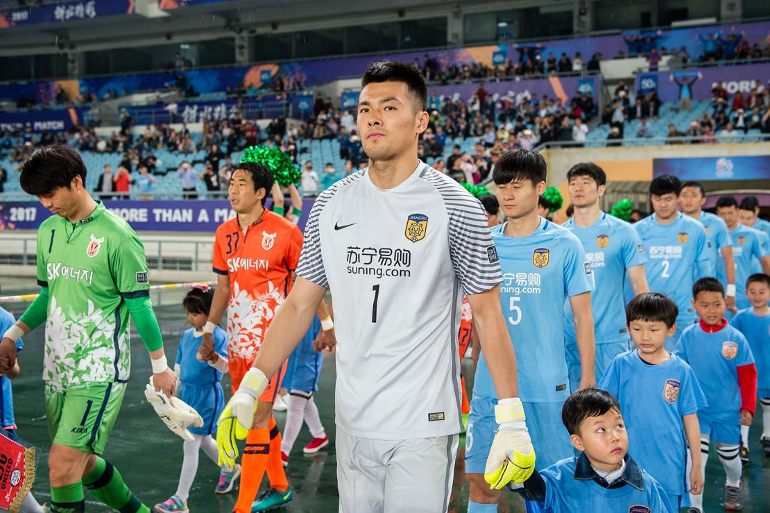 Jiangsu FC Goalkeeper Gu Chao (R) during the AFC Champions League 2017 Group H match on April 25, 2017.