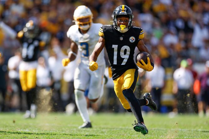 Pittsburgh Steelers wide receiver Calvin Austin III runs with the ball for a touchdown during the Steelers' 20-10 victory over the Los Angeles Chargers in Pittsburgh on September 22.