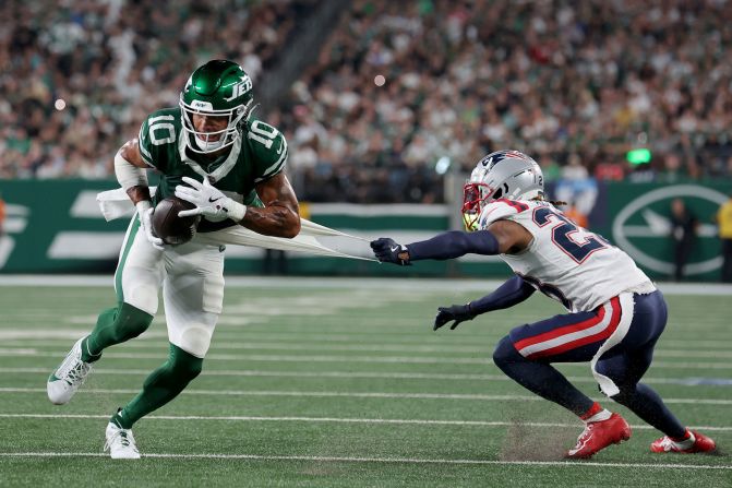 New York Jets wide receiver Allen Lazard runs past New England Patriots cornerback Alex Austin for a touchdown in East Rutherford, New Jersey, on Thursday, September 19. The Jets won 24-3.