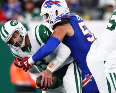 Lazard (No. 10) catches a Hail Mary touchdown against the Bills.