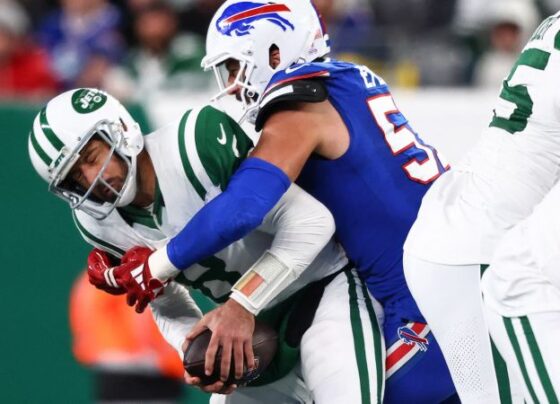 Lazard (No. 10) catches a Hail Mary touchdown against the Bills.