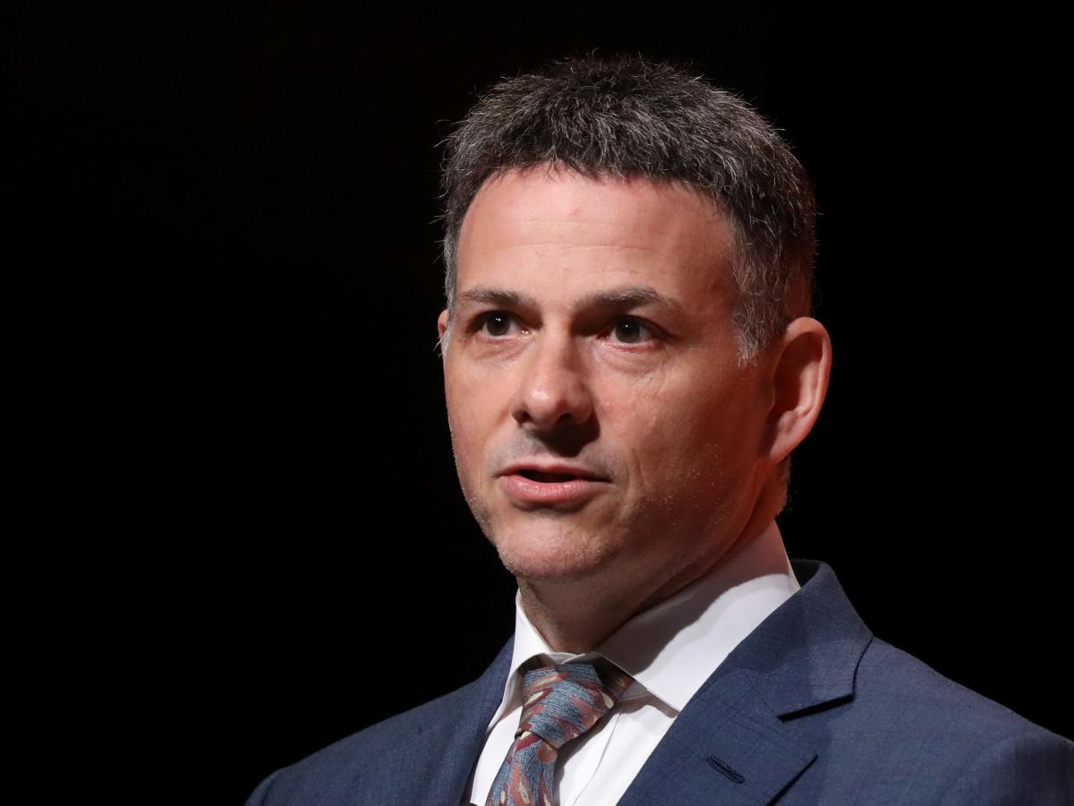 Billionaire investor David Einhorn says Warren Buffett’s recent stock sales show just how overvalued the market is