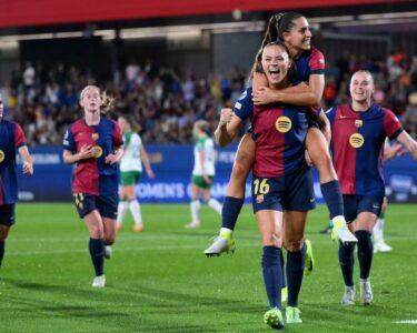 Clàudia Pina scores Barcelona's fifth goal past Anna Tamminen.