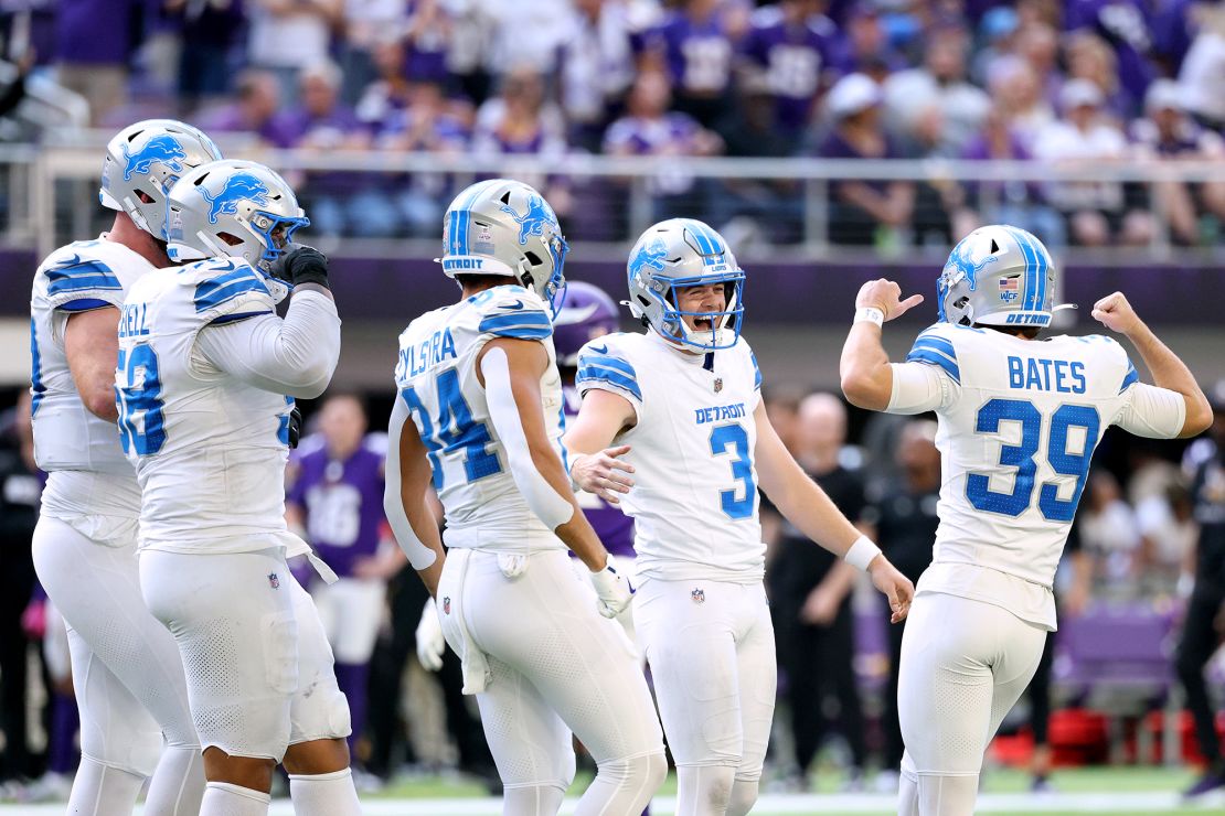 Bates made a field goal with 15 seconds remaining to hand the Lions a victory over the Vikings.