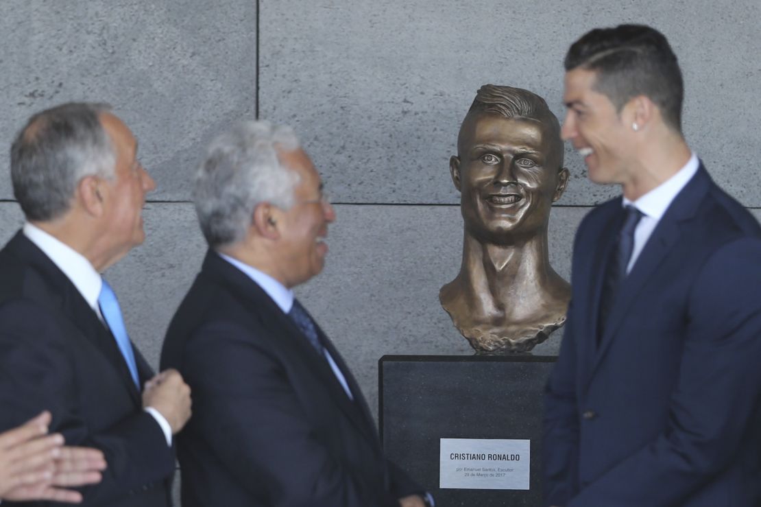 Portuguese president Marcelo Rebelo de Sousa (left), former Portuguese prime minister António Costa (center) and Ronaldo stand next to a bust of the player in 2017.