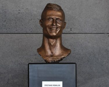 Wade looks at his bronze statue at the unveiling ceremony.