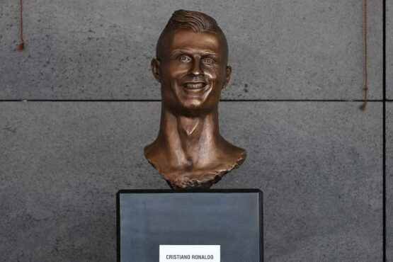 Wade looks at his bronze statue at the unveiling ceremony.