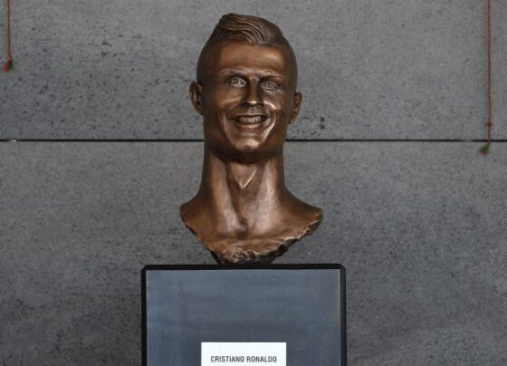 Wade looks at his bronze statue at the unveiling ceremony.