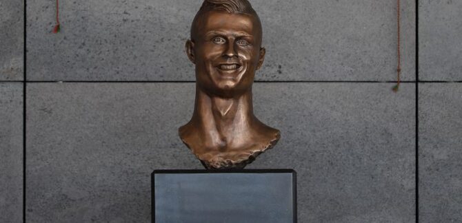 Wade looks at his bronze statue at the unveiling ceremony.