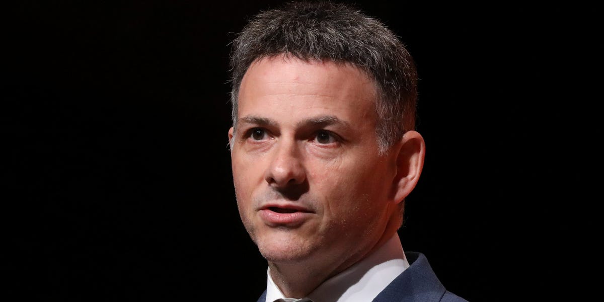 Billionaire investor David Einhorn says Warren Buffett’s recent stock sales show just how overvalued the market is