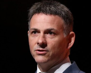 Billionaire investor David Einhorn says Warren Buffett's recent stock sales show just how overvalued the market is