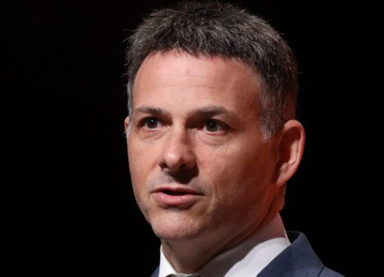 Billionaire investor David Einhorn says Warren Buffett's recent stock sales show just how overvalued the market is