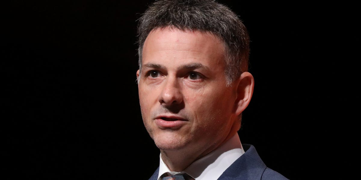 Billionaire investor David Einhorn says buying HP stock is a cheap way into the AI craze