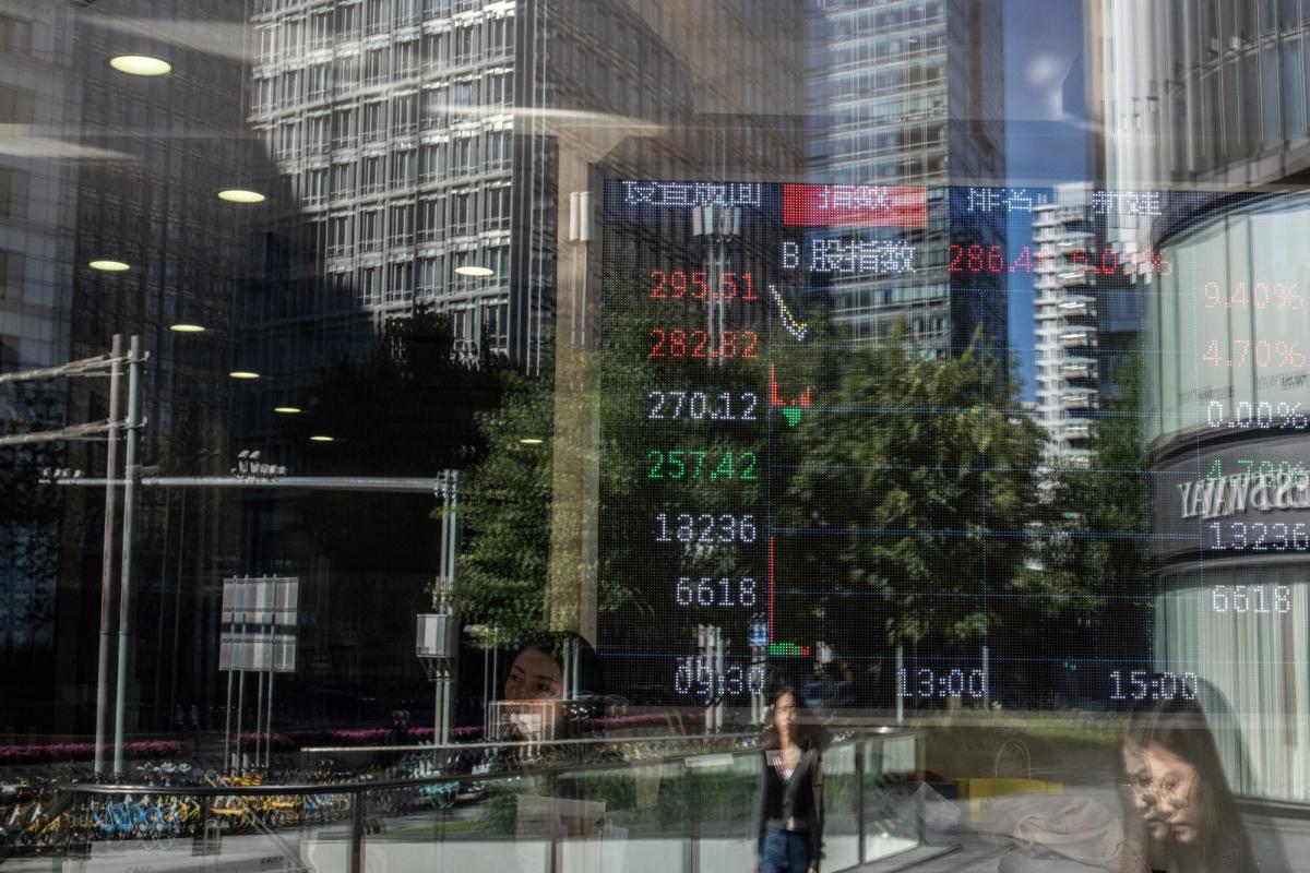 Chinese Stocks Dip in Choppy Trade as Investors Debate Next Move