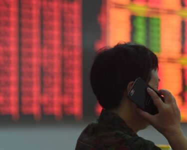 Hedge funds do about-face on China, selling stocks in record numbers