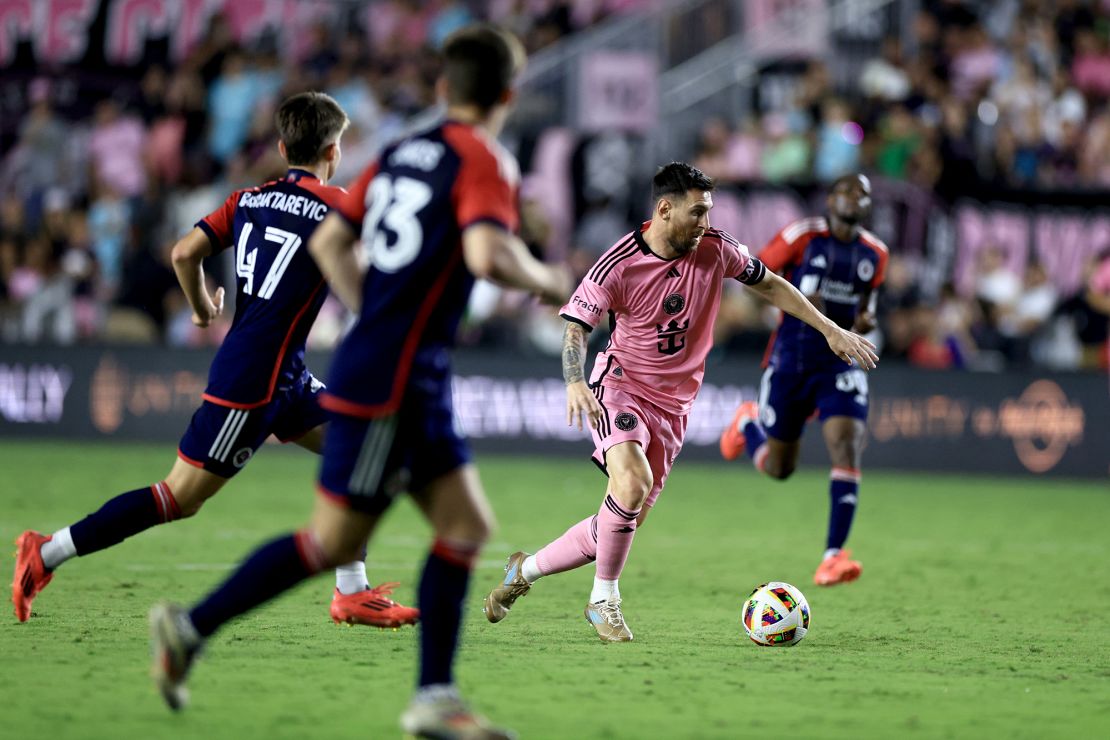 Messi dribbles during the game.