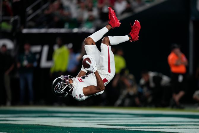 Atlanta Falcons wide receiver Darnell Mooney scores a touchdown during the team's 22-21 win over the Philadelphia Eagles in Philadelphia on Monday, September 16.