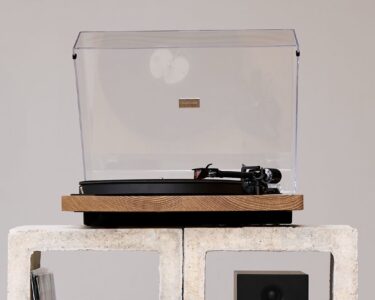 Want an all-in-one turntable system including stereo speakers? Just ask Duke & Roy