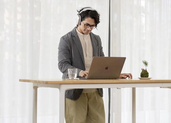 This extraordinary 4-legged standing desk gives a glimpse of how this popular piece of home office furniture might evolve in the future