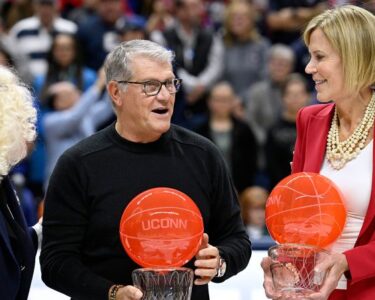 Geno Auriemma celebrates one of his 11 national championships in 2015.