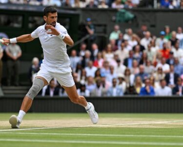 Andy Murray returns a backhand to Novak Djokovic during a practice session in 2021.