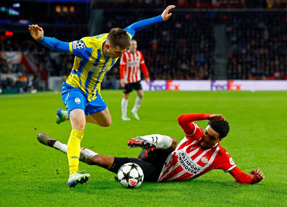 PSV Eindhoven midfielder Malik Tillman competes with Shakhtar Donetsk's Dmytro Kryskiv for the ball at Philips Stadion.