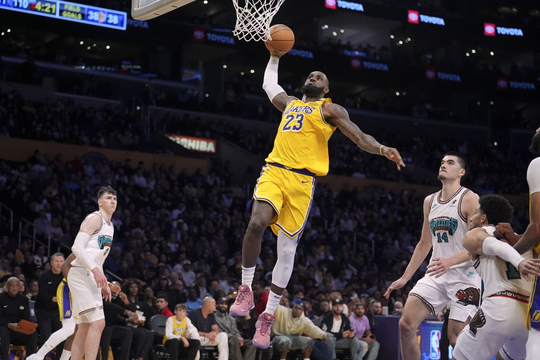 Los Angeles Lakers forward LeBron James dunks past Memphis Grizzlies center Zach Edey during the second half.