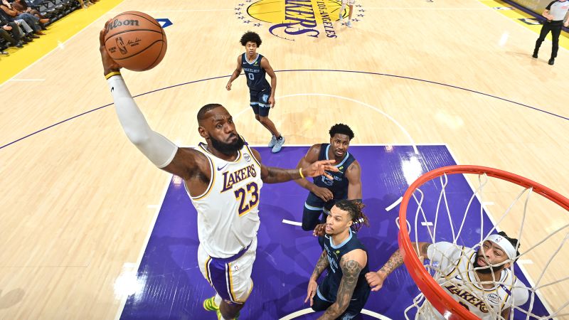 Los Angeles Lakers cruise to victory on LeBron James’ return as Anthony Davis puts up 40 | CNN