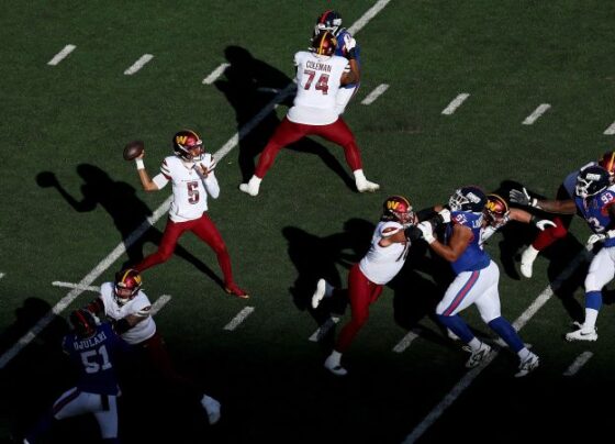 Kirk Cousins hands the ball to Bijan Robinson against the Las Vegas Raiders.