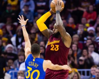 CLEVELAND, OH - DECEMBER 25: Kevin Durant #35 of the Golden State Warriors shoots the ball against the Cleveland Cavaliers during the game on December 25, 2016 at Quicken Loans Arena in Cleveland, Ohio. NOTE TO USER: User expressly acknowledges and agrees that, by downloading and/or using this Photograph, user is consenting to the terms and conditions of the Getty Images License Agreement. Mandatory Copyright Notice: Copyright 2016 NBAE (Photo by David Liam Kyle/NBAE via Getty Images)