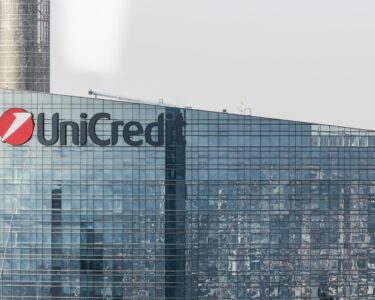 UniCredit raises stake in Commerzbank to 28% through derivatives