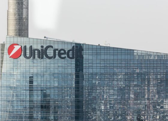 UniCredit raises stake in Commerzbank to 28% through derivatives