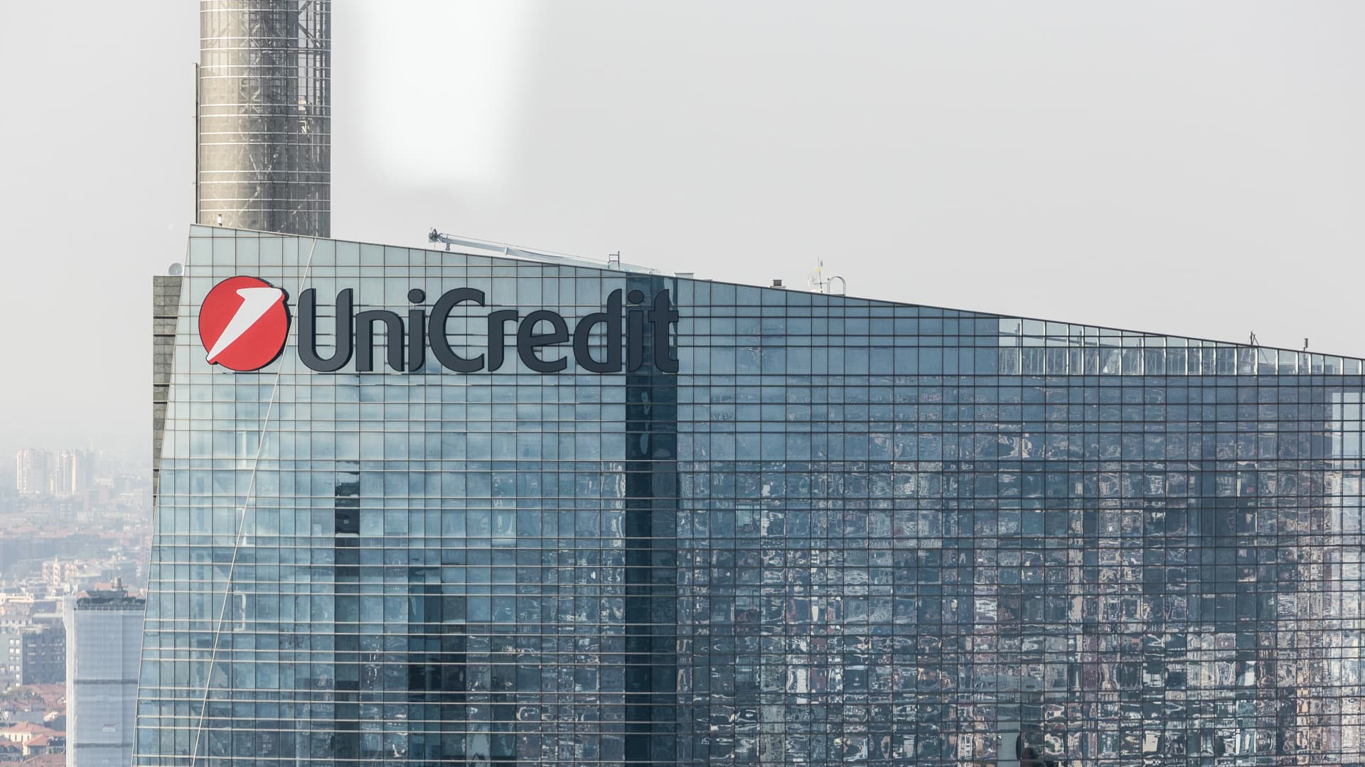 UniCredit raises stake in Commerzbank to 28% through derivatives