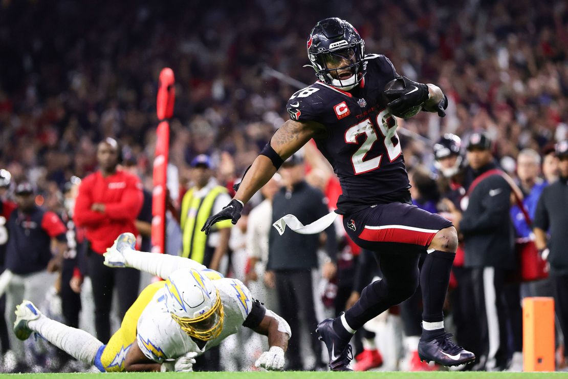 Joe Mixon of the Texans carries the ball for a touchdown in the fourth quarter against the Chargers.